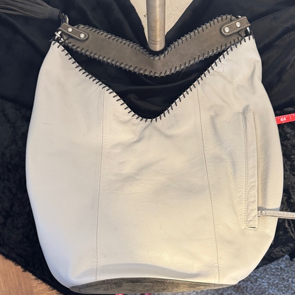 Floral Embroidered Hobo Bag - Picture 3 of 6